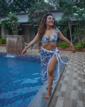 Jinal Joshi Instagram - Sunday is Sundaying pretty well !
Posting a set of pictures after eternity
.
.
Wearing @pratiharye
Pictures by @gaurav_gps
.
.
#jinaljj #sunday #instagood #favorite #love