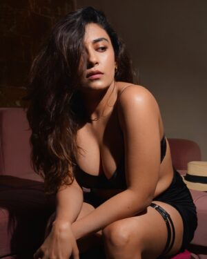 Jinal Joshi Instagram - Glam’s the name of the game !
Absolutely love these photos, look out for the surprise selfie 🤳.
.
.
Wearing @pratiharye
Photos by @gaurav_gps
.
.
#jinaljj #indoor #portrait #beautiful #love
