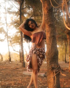 Jini Sundarraj Instagram - Girl & her necklace against the world ❤️
.
.
Pc @snipershotphotography @laavanya_prol_ 
@vasy_vendra
.
.
#instagram #instadaily #picoftheday #photooftheday #photography #photoshoot #trending #insta #instafashion #photogram #gram