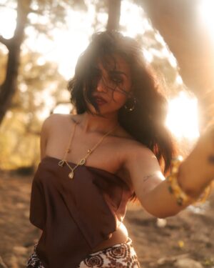 Jini Sundarraj Instagram - Girl & her necklace against the world ❤️
.
.
Pc @snipershotphotography @laavanya_prol_ 
@vasy_vendra
.
.
#instagram #instadaily #picoftheday #photooftheday #photography #photoshoot #trending #insta #instafashion #photogram #gram