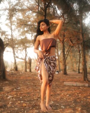 Jini Sundarraj Instagram - Girl & her necklace against the world ❤️
.
.
Pc @snipershotphotography @laavanya_prol_ 
@vasy_vendra
.
.
#instagram #instadaily #picoftheday #photooftheday #photography #photoshoot #trending #insta #instafashion #photogram #gram