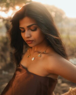 Jini Sundarraj Instagram - •Golden view •👑💛 
.
.
Pc @snipershotphotography @laavanya_prol_ 
@vasy_vendra 
Jewellery @tada__store @heyli_jewels 
.
#insta #instadaily #photooftheday #photoshoot #photography #theme #photo #picofday #instagood #instafashion #styleoftheday