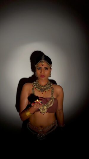 Jini Sundarraj Instagram - Guess this recreation 🪔🪔
.
Jewel sponsored by @vrddhiuk 
.
.
[Recreation look, Tamil culture, aayirathil oruvan, Recreation, Reema Sen] #insta #réel #reelsinstagram #reelkarofeelkaro #reeloftheday #trending #recreationlook