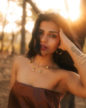 Jini Sundarraj Instagram - •Golden view •👑💛 
.
.
Pc @snipershotphotography @laavanya_prol_ 
@vasy_vendra 
Jewellery @tada__store @heyli_jewels 
.
#insta #instadaily #photooftheday #photoshoot #photography #theme #photo #picofday #instagood #instafashion #styleoftheday