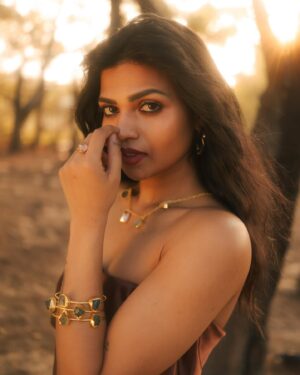 Jini Sundarraj Instagram - •Golden view •👑💛 
.
.
Pc @snipershotphotography @laavanya_prol_ 
@vasy_vendra 
Jewellery @tada__store @heyli_jewels 
.
#insta #instadaily #photooftheday #photoshoot #photography #theme #photo #picofday #instagood #instafashion #styleoftheday
