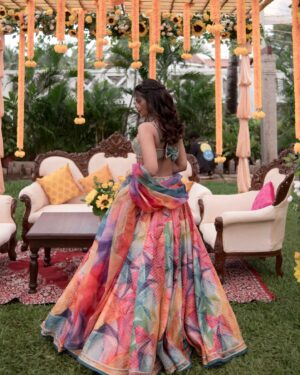 Jini Sundarraj Instagram - Look 1: Mehandi ❤️
.
.
After exploring countless options and diving into Google searches, my heart finally settled on this stunning piece from Cedar and Pine. It felt like something straight off a Pinterest board! Sakshi made it even more special with her incredible photography—I loved every single photo she captured and honestly couldn’t decide which one to share. From reel to real, I can always count on Teddy for my makeup. Thank you for this beautiful look! A big thank you to Murali for bringing our vision to life through the beautiful decor.
.
Outfit @cedaarandpine 
Pic @sakshi.ramakrishnan 
Makeup @teddy_palette_mua 
Decor @moon_light_events_1004 
Jewel @aaranyarentaljewellery