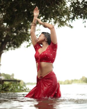 Jini Sundarraj Instagram - Hey kuruvaari kiliyae ❤️
.
@snipershotphotography @laavanya_prol_ 
.
.
#picoftheday #instagram #jiyajale #nenjinilerebirth