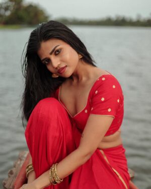 Jini Sundarraj Instagram - Hey kuruvaari kiliyae ❤️
.
@snipershotphotography @laavanya_prol_ 
.
.
#picoftheday #instagram #jiyajale #nenjinilerebirth