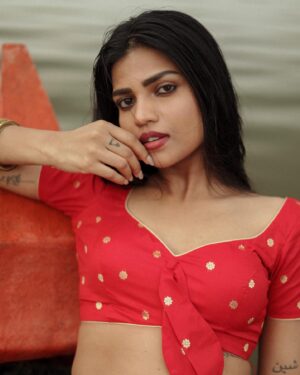 Jini Sundarraj Instagram - Hey kuruvaari kiliyae ❤️
.
@snipershotphotography @laavanya_prol_ 
.
.
#picoftheday #instagram #jiyajale #nenjinilerebirth