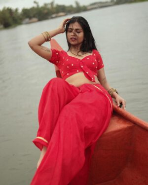 Jini Sundarraj Instagram - Hey kuruvaari kiliyae ❤️
.
@snipershotphotography @laavanya_prol_ 
.
.
#picoftheday #instagram #jiyajale #nenjinilerebirth