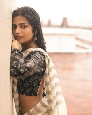 Jini Sundarraj Instagram - •மழை•
.
.
#insta #instagood #picoftheday #réel #insta #saree #sareefashion #mazhai