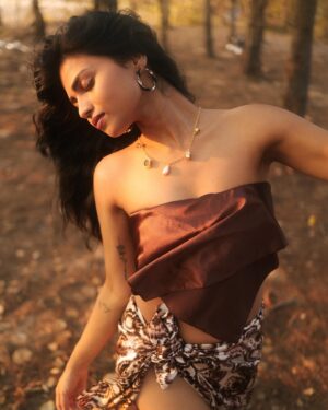 Jini Sundarraj Instagram - Girl & her necklace against the world ❤️
.
.
Pc @snipershotphotography @laavanya_prol_ 
@vasy_vendra
.
.
#instagram #instadaily #picoftheday #photooftheday #photography #photoshoot #trending #insta #instafashion #photogram #gram