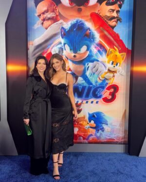 Jordan Claire Robbins Instagram - Absolutely cackled my way through this movie and could not be prouder of @sofiapernas 💫🥹 it hits theatres today, go check it out to laugh your socks off and see Jim Carrey at his finest!!!

Thanks to @albertlortega for these smashing carpet photos and to @paramountpics for having me ❤️