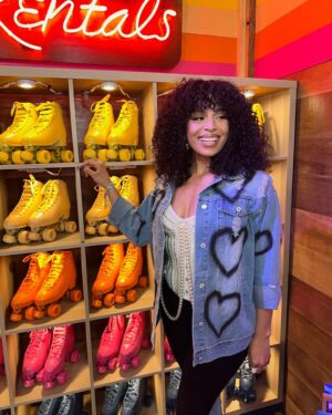 Jordin Sparks Instagram - I LOVED this week’s 80’s episode of #RollerJam—I got to meet the beauty that is @debbiegibson! We hit it off right away. Annnnd it is one of my favorite looks! Glam girlies did their thing as per usual: @kimoramulan & @jenniferjocelyn 💋
