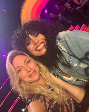 Jordin Sparks Instagram - I LOVED this week’s 80’s episode of #RollerJam—I got to meet the beauty that is @debbiegibson! We hit it off right away. Annnnd it is one of my favorite looks! Glam girlies did their thing as per usual: @kimoramulan & @jenniferjocelyn 💋