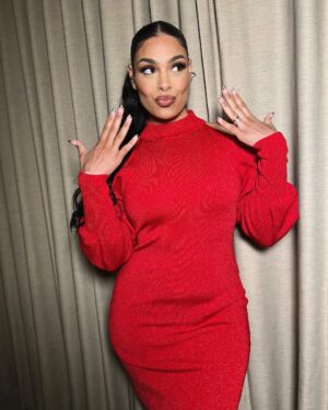 Jordin Sparks Instagram - Grateful to spread some holiday cheer before my final bow of 2024! Thanks for having me, @theviewabc! 🎁

Glam is glamming! 
Face: @latisharankin 
Hair: @jenniferjocelyn