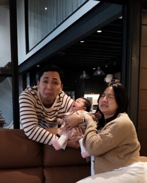 Joyce Ching Instagram - It’s Oli’s first Christmas. 🥹🫶🏼 Merry Christmas everyone! 🎄

P.S. Yan na talaga ang best na nakayanan namin 🤣