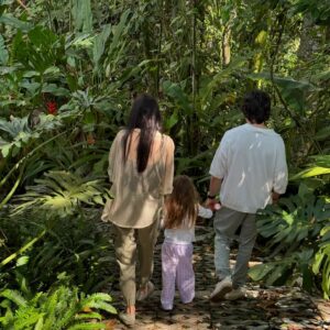 Juanita Arias Instagram - Deseo que este 2025 te puedas enamorar de lo que ves en el espejo … Que tu consciencia se expanda y que tu mantra de bolsillo sea el de la última Foto “ YO PUEDO Y SOY CAPAZ “ 🤍 🙏🏼🌱