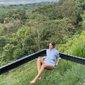 Juanita Arias Instagram - Deseo que este 2025 te puedas enamorar de lo que ves en el espejo … Que tu consciencia se expanda y que tu mantra de bolsillo sea el de la última Foto “ YO PUEDO Y SOY CAPAZ “ 🤍 🙏🏼🌱