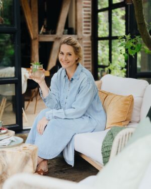 Judith Rakers Instagram - Ich wünsche euch ein FROHES NEUES GARTENJAHR!!! 🍀 Mit leckerer Ernte im Beet, Glücksgefühlen im Garten und anderswo, Gesundheit, Liebe, Freundschaft - und mit Erfolg, da wo ihr ihn euch von Herzen wünscht. Und ich wünsche euch Zeit für eure Lieben und für euch selbst. 💚

Eigentlich wollte ich ein kleines Recap posten aus 2024, aber es ist soviel passiert, dass ich an der Fotoauswahl gescheitert bin. Vielleicht schaffe ich es heute Abend noch… Vielleicht auch nicht - denn mein Neujahrsvorsatz lautet: Mehr Zeit für mich und das, was mich in dem Moment glücklich macht. Mehr genießen und floaten, als ständig zu rudern (wie ein lieber Freund mir um Mitternacht geraten hat)…

HAPPY NEW YEAR, Ihr Lieben… 💗

#happynewyear