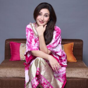 Juhi Babbar Instagram - Sunday- e -Kaftan💖 & Andaaz- e -Lata💕

HMUA : @karma_kartarun
Kaftan : @prititoshi @afreenancy_whynotfitness