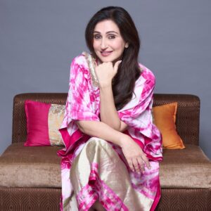 Juhi Babbar Instagram - Sunday- e -Kaftan💖 & Andaaz- e -Lata💕

HMUA : @karma_kartarun
Kaftan : @prititoshi @afreenancy_whynotfitness