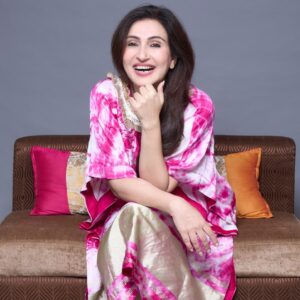 Juhi Babbar Instagram - Sunday- e -Kaftan💖 & Andaaz- e -Lata💕

HMUA : @karma_kartarun
Kaftan : @prititoshi @afreenancy_whynotfitness