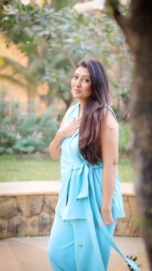 Juhi Parmar Instagram - Think back to a time when these songs were on loop and then you realize you actually may know the lyrics which are addictive….Nostalgia as I say at its best!!
.
.

Styledby @dipikamohtastylefile with @rutujastyles
Outfit: @poshiqueofficial