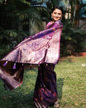 Jui Gadkari Instagram - Draped in elegance!!! For the baby shower of @mostly_monika 

This beautiful soft saree by @shivpaithani_saree 

#juigadkari #sayali #saree #traditional #babyshower