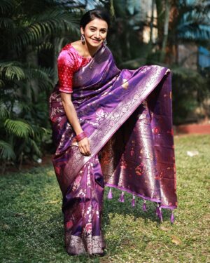 Jui Gadkari Instagram - Draped in elegance!!! For the baby shower of @mostly_monika 

This beautiful soft saree by @shivpaithani_saree 

#juigadkari #sayali #saree #traditional #babyshower