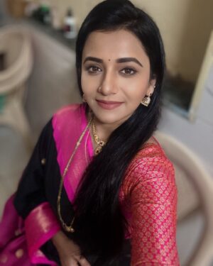 Jui Gadkari Instagram - *तिळगुळ घ्या.. गोड गोड बोला..! 😊🙏🙏*

*आपणांस मकर संक्रांतीच्या हार्दिक शुभेच्छा..!*💐