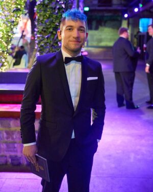 Julia Beautx Instagram - Stream Awards haben mich verstört, aber waren auch sehr fein, deshalb muss ich euch jetzt davon erzählen, ok?

1. bin stolz, dass ich mit meinem Outfit die 12 Jahre Aussehigkeit aus mir raus bekommen habe 😍
2. @rewinstagram sieht aber aus wie 12 
3. ratet, worüber ich hier grad abgeraged hab?
4. hier war ich fertig mit ragen 🤭
5. war zuhause schon sehr stolz, auch wenn ich meine ganze Wohnung verwüstet hab 
6. guckt wie gut @rezo an diesem Abend aussah? Wollte nur, dass ihr das alle seht 
7. als ich den Award für planloseste Streamerin des Jahres gewonnen habe