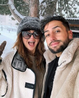 Julia Flabat Instagram - Retour sur notre séjour aux 2 Alpes pour les fêtes de Noël ⛷️🎄 

Quelle est votre photo préférée ? 
1- Les Papeoo de retour au ski 🗻
2- Ella en snowbordeuse 🏂
3- Eddy et Edan en skieurs ⛷️
4- et Julia, la pietonne 🫣
5- La famille est au complet avec mamie , toujours présente 😍
6 - Prêts à dévaler les pistes 👌🏻
7- Edan et Ella ont d’ailleurs eu leur étoile ⭐️
8- et Ella a bien fêté ça , After ski 💃🏻🪩
9- et ils ont eu des bons fous rires entre cousins 
10- Ella, La princesse à son Papa , toujours ☺️
11- et Edan , Le fayot d’un autre Papa 🎅🏽
12- Notre after ski préféré : le skyjo 🃏
13 - Quand Julia observe les pistes assise tranquillement sur sa chaise longue 😎
14- Vs Quand Julia descend les pistes 😂
15- et un sublime feu d’artifice a clôturé cette belle semaine aux 2 Alpes 🎇

Merci @sunweb pour l’organisation de tout notre séjour, de l’hébergement (@mmv_lesvacancesclub ) à la location du matériel (@skiset) en passant par les forfaits (@2alpes ) , ils se sont occupés de tout et ça fait du bien 😅 

Vous pouvez vous aussi faire de belles économies en passant par Sunweb et leurs séjours tout compris x 
Et en ce moment, bénéficiez de -75€ par personne sur les séjours hiver ou soleil avec le code EDDY ou le code JULIA .

#sunweb #creativememories #collaborationcommerciale