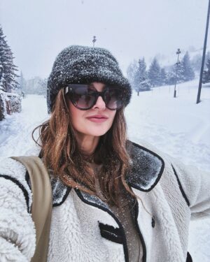 Julia Flabat Instagram - Retour sur notre séjour aux 2 Alpes pour les fêtes de Noël ⛷️🎄 

Quelle est votre photo préférée ? 
1- Les Papeoo de retour au ski 🗻
2- Ella en snowbordeuse 🏂
3- Eddy et Edan en skieurs ⛷️
4- et Julia, la pietonne 🫣
5- La famille est au complet avec mamie , toujours présente 😍
6 - Prêts à dévaler les pistes 👌🏻
7- Edan et Ella ont d’ailleurs eu leur étoile ⭐️
8- et Ella a bien fêté ça , After ski 💃🏻🪩
9- et ils ont eu des bons fous rires entre cousins 
10- Ella, La princesse à son Papa , toujours ☺️
11- et Edan , Le fayot d’un autre Papa 🎅🏽
12- Notre after ski préféré : le skyjo 🃏
13 - Quand Julia observe les pistes assise tranquillement sur sa chaise longue 😎
14- Vs Quand Julia descend les pistes 😂
15- et un sublime feu d’artifice a clôturé cette belle semaine aux 2 Alpes 🎇

Merci @sunweb pour l’organisation de tout notre séjour, de l’hébergement (@mmv_lesvacancesclub ) à la location du matériel (@skiset) en passant par les forfaits (@2alpes ) , ils se sont occupés de tout et ça fait du bien 😅 

Vous pouvez vous aussi faire de belles économies en passant par Sunweb et leurs séjours tout compris x 
Et en ce moment, bénéficiez de -75€ par personne sur les séjours hiver ou soleil avec le code EDDY ou le code JULIA .

#sunweb #creativememories #collaborationcommerciale