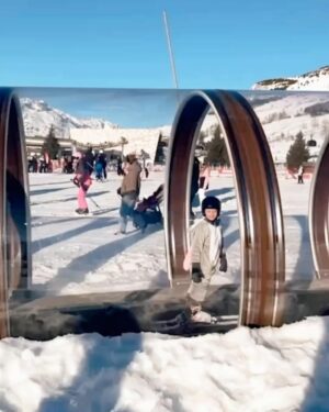Julia Flabat Instagram - Retour sur notre séjour aux 2 Alpes pour les fêtes de Noël ⛷️🎄 

Quelle est votre photo préférée ? 
1- Les Papeoo de retour au ski 🗻
2- Ella en snowbordeuse 🏂
3- Eddy et Edan en skieurs ⛷️
4- et Julia, la pietonne 🫣
5- La famille est au complet avec mamie , toujours présente 😍
6 - Prêts à dévaler les pistes 👌🏻
7- Edan et Ella ont d’ailleurs eu leur étoile ⭐️
8- et Ella a bien fêté ça , After ski 💃🏻🪩
9- et ils ont eu des bons fous rires entre cousins 
10- Ella, La princesse à son Papa , toujours ☺️
11- et Edan , Le fayot d’un autre Papa 🎅🏽
12- Notre after ski préféré : le skyjo 🃏
13 - Quand Julia observe les pistes assise tranquillement sur sa chaise longue 😎
14- Vs Quand Julia descend les pistes 😂
15- et un sublime feu d’artifice a clôturé cette belle semaine aux 2 Alpes 🎇

Merci @sunweb pour l’organisation de tout notre séjour, de l’hébergement (@mmv_lesvacancesclub ) à la location du matériel (@skiset) en passant par les forfaits (@2alpes ) , ils se sont occupés de tout et ça fait du bien 😅 

Vous pouvez vous aussi faire de belles économies en passant par Sunweb et leurs séjours tout compris x 
Et en ce moment, bénéficiez de -75€ par personne sur les séjours hiver ou soleil avec le code EDDY ou le code JULIA .

#sunweb #creativememories #collaborationcommerciale