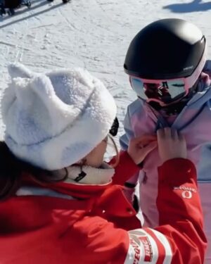 Julia Flabat Instagram - Retour sur notre séjour aux 2 Alpes pour les fêtes de Noël ⛷️🎄 

Quelle est votre photo préférée ? 
1- Les Papeoo de retour au ski 🗻
2- Ella en snowbordeuse 🏂
3- Eddy et Edan en skieurs ⛷️
4- et Julia, la pietonne 🫣
5- La famille est au complet avec mamie , toujours présente 😍
6 - Prêts à dévaler les pistes 👌🏻
7- Edan et Ella ont d’ailleurs eu leur étoile ⭐️
8- et Ella a bien fêté ça , After ski 💃🏻🪩
9- et ils ont eu des bons fous rires entre cousins 
10- Ella, La princesse à son Papa , toujours ☺️
11- et Edan , Le fayot d’un autre Papa 🎅🏽
12- Notre after ski préféré : le skyjo 🃏
13 - Quand Julia observe les pistes assise tranquillement sur sa chaise longue 😎
14- Vs Quand Julia descend les pistes 😂
15- et un sublime feu d’artifice a clôturé cette belle semaine aux 2 Alpes 🎇

Merci @sunweb pour l’organisation de tout notre séjour, de l’hébergement (@mmv_lesvacancesclub ) à la location du matériel (@skiset) en passant par les forfaits (@2alpes ) , ils se sont occupés de tout et ça fait du bien 😅 

Vous pouvez vous aussi faire de belles économies en passant par Sunweb et leurs séjours tout compris x 
Et en ce moment, bénéficiez de -75€ par personne sur les séjours hiver ou soleil avec le code EDDY ou le code JULIA .

#sunweb #creativememories #collaborationcommerciale