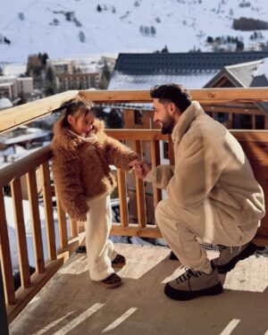 Julia Flabat Instagram - Retour sur notre séjour aux 2 Alpes pour les fêtes de Noël ⛷️🎄 

Quelle est votre photo préférée ? 
1- Les Papeoo de retour au ski 🗻
2- Ella en snowbordeuse 🏂
3- Eddy et Edan en skieurs ⛷️
4- et Julia, la pietonne 🫣
5- La famille est au complet avec mamie , toujours présente 😍
6 - Prêts à dévaler les pistes 👌🏻
7- Edan et Ella ont d’ailleurs eu leur étoile ⭐️
8- et Ella a bien fêté ça , After ski 💃🏻🪩
9- et ils ont eu des bons fous rires entre cousins 
10- Ella, La princesse à son Papa , toujours ☺️
11- et Edan , Le fayot d’un autre Papa 🎅🏽
12- Notre after ski préféré : le skyjo 🃏
13 - Quand Julia observe les pistes assise tranquillement sur sa chaise longue 😎
14- Vs Quand Julia descend les pistes 😂
15- et un sublime feu d’artifice a clôturé cette belle semaine aux 2 Alpes 🎇

Merci @sunweb pour l’organisation de tout notre séjour, de l’hébergement (@mmv_lesvacancesclub ) à la location du matériel (@skiset) en passant par les forfaits (@2alpes ) , ils se sont occupés de tout et ça fait du bien 😅 

Vous pouvez vous aussi faire de belles économies en passant par Sunweb et leurs séjours tout compris x 
Et en ce moment, bénéficiez de -75€ par personne sur les séjours hiver ou soleil avec le code EDDY ou le code JULIA .

#sunweb #creativememories #collaborationcommerciale