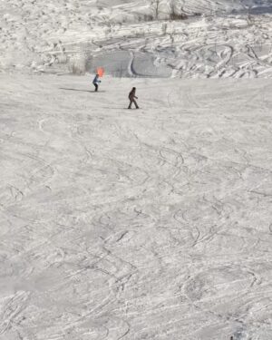 Julia Flabat Instagram - Retour sur notre séjour aux 2 Alpes pour les fêtes de Noël ⛷️🎄 

Quelle est votre photo préférée ? 
1- Les Papeoo de retour au ski 🗻
2- Ella en snowbordeuse 🏂
3- Eddy et Edan en skieurs ⛷️
4- et Julia, la pietonne 🫣
5- La famille est au complet avec mamie , toujours présente 😍
6 - Prêts à dévaler les pistes 👌🏻
7- Edan et Ella ont d’ailleurs eu leur étoile ⭐️
8- et Ella a bien fêté ça , After ski 💃🏻🪩
9- et ils ont eu des bons fous rires entre cousins 
10- Ella, La princesse à son Papa , toujours ☺️
11- et Edan , Le fayot d’un autre Papa 🎅🏽
12- Notre after ski préféré : le skyjo 🃏
13 - Quand Julia observe les pistes assise tranquillement sur sa chaise longue 😎
14- Vs Quand Julia descend les pistes 😂
15- et un sublime feu d’artifice a clôturé cette belle semaine aux 2 Alpes 🎇

Merci @sunweb pour l’organisation de tout notre séjour, de l’hébergement (@mmv_lesvacancesclub ) à la location du matériel (@skiset) en passant par les forfaits (@2alpes ) , ils se sont occupés de tout et ça fait du bien 😅 

Vous pouvez vous aussi faire de belles économies en passant par Sunweb et leurs séjours tout compris x 
Et en ce moment, bénéficiez de -75€ par personne sur les séjours hiver ou soleil avec le code EDDY ou le code JULIA .

#sunweb #creativememories #collaborationcommerciale