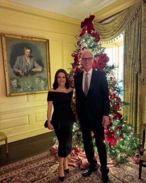 Julia Louis-Dreyfus Instagram - Happy holidays from Eleanor and us. 🎄