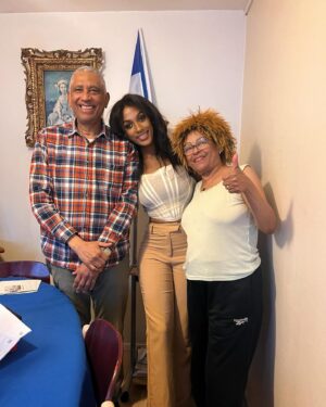 Julia Samantha Edima Instagram - Mes grands-parents d’amour ❤️
Je vous souhaite une belle fête de l’ascension en compagnie de papi et mamie mes douceurs 👩🏼‍🦳💐👨🏾‍🦳 c’est drôle qu’après tant d’années ils n’aient pas perdu leur  punch ! Et papi qui «  ne s’est même pas rasé hein »😂 , je vois de qui ma mère tient sa joie de vivre !