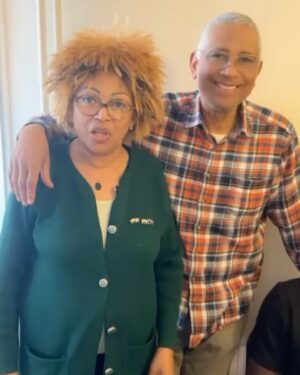 Julia Samantha Edima Instagram - Mes grands-parents d’amour ❤️
Je vous souhaite une belle fête de l’ascension en compagnie de papi et mamie mes douceurs 👩🏼‍🦳💐👨🏾‍🦳 c’est drôle qu’après tant d’années ils n’aient pas perdu leur  punch ! Et papi qui «  ne s’est même pas rasé hein »😂 , je vois de qui ma mère tient sa joie de vivre !