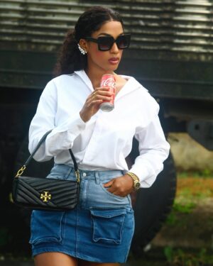 Julia Samantha Edima Instagram - Tous les jours c’est toi contre toi , rassure-toi de toujours gagner …

Un sac à main signé @toryburch de chez @kocohlux pour ce qui est de l’allure .

📸 :@caption12

#TORYBURCH #kocohlux #toryburchbags