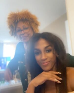 Julia Samantha Edima Instagram - Mes grands-parents d’amour ❤️
Je vous souhaite une belle fête de l’ascension en compagnie de papi et mamie mes douceurs 👩🏼‍🦳💐👨🏾‍🦳 c’est drôle qu’après tant d’années ils n’aient pas perdu leur  punch ! Et papi qui «  ne s’est même pas rasé hein »😂 , je vois de qui ma mère tient sa joie de vivre !