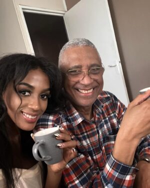 Julia Samantha Edima Instagram - Mes grands-parents d’amour ❤️
Je vous souhaite une belle fête de l’ascension en compagnie de papi et mamie mes douceurs 👩🏼‍🦳💐👨🏾‍🦳 c’est drôle qu’après tant d’années ils n’aient pas perdu leur  punch ! Et papi qui «  ne s’est même pas rasé hein »😂 , je vois de qui ma mère tient sa joie de vivre !