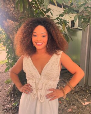 Juliana Alves Instagram - Cheguei de viagem onde fiquei uns dias off, diretamente pro É De Casa, ao vivo! ☺️✨🙏🏾✨
Foi minha primeira vez presencialmente nesse programa que eu adoro e admiro muito essas apresentadoras! 
Adorei essa experiência com meu parceiro @_adanilo_ Falamos sobre a novela #VoltaPorCima e muita coisa boa! 
Postei um resumo la nos stories! 

@edecasanasredes OBRIGADA PELO CARINHO! 

FELIZ ANO NOVO!!! 🙌🏾✨✨✨✨✨