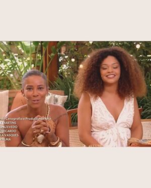 Juliana Alves Instagram - Cheguei de viagem onde fiquei uns dias off, diretamente pro É De Casa, ao vivo! ☺️✨🙏🏾✨
Foi minha primeira vez presencialmente nesse programa que eu adoro e admiro muito essas apresentadoras! 
Adorei essa experiência com meu parceiro @_adanilo_ Falamos sobre a novela #VoltaPorCima e muita coisa boa! 
Postei um resumo la nos stories! 

@edecasanasredes OBRIGADA PELO CARINHO! 

FELIZ ANO NOVO!!! 🙌🏾✨✨✨✨✨
