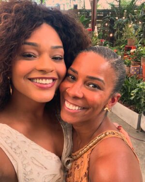 Juliana Alves Instagram - Cheguei de viagem onde fiquei uns dias off, diretamente pro É De Casa, ao vivo! ☺️✨🙏🏾✨
Foi minha primeira vez presencialmente nesse programa que eu adoro e admiro muito essas apresentadoras! 
Adorei essa experiência com meu parceiro @_adanilo_ Falamos sobre a novela #VoltaPorCima e muita coisa boa! 
Postei um resumo la nos stories! 

@edecasanasredes OBRIGADA PELO CARINHO! 

FELIZ ANO NOVO!!! 🙌🏾✨✨✨✨✨
