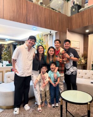 Julie Anne San Jose Instagram - Merry Christmas from our family to yours! 🎄😍❤️🙏🏻