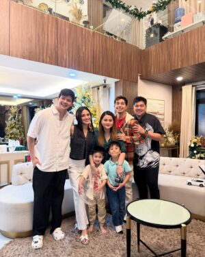 Julie Anne San Jose Instagram - Merry Christmas from our family to yours! 🎄😍❤️🙏🏻