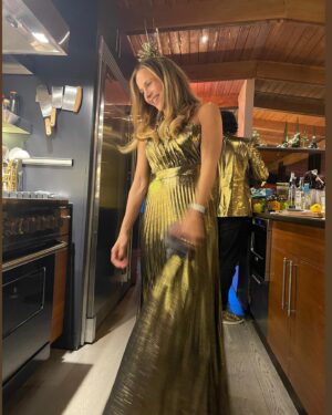 Julie Benz Instagram - ❤️ May your heart be filled with love & joy as you step into the new year ❤️